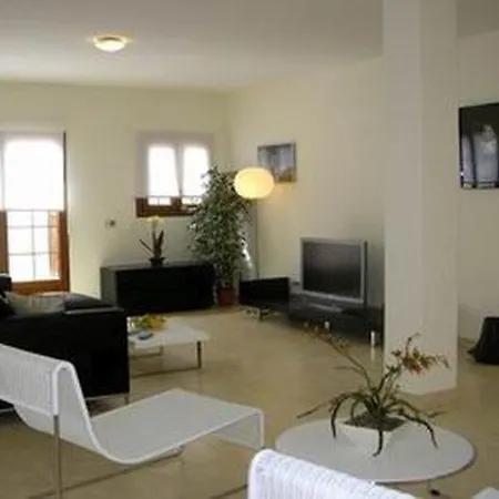 Villa Vista Lobos, 6 *
